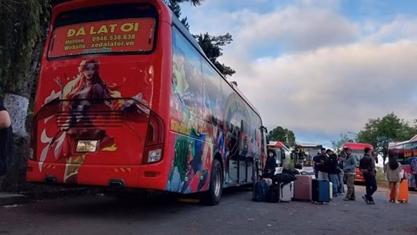 Đà Lạt: Xe khách vẫn tấp nập đậu đỗ, đón trả khách trái quy định, không xuất vé