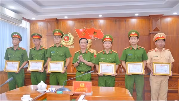 Công an Cà Mau khen thưởng các cá nhân triệt phá vụ vận chuyển 2,4kg “hàng đá”