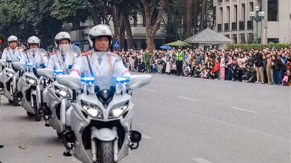 Chiêm ngưỡng dàn mô tô hiện đại của Công an Việt Nam trình diễn bên hồ Gươm