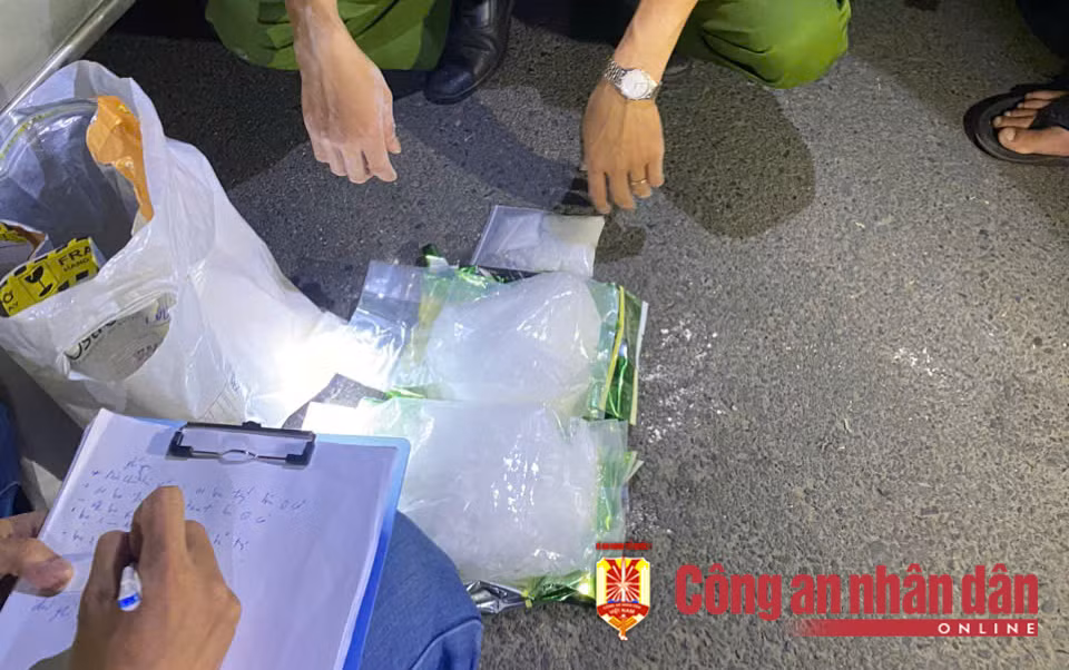 Vận chuyển 2,4kg “hàng đá” từ TP Hồ Chí Minh về Cà Mau tiêu thụ thì bị bắt -0