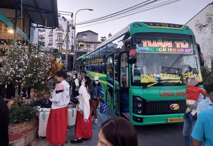 Doanh nghiệp đua nhau lập điểm, đón trả khách trong nội ô Đà Lạt -0