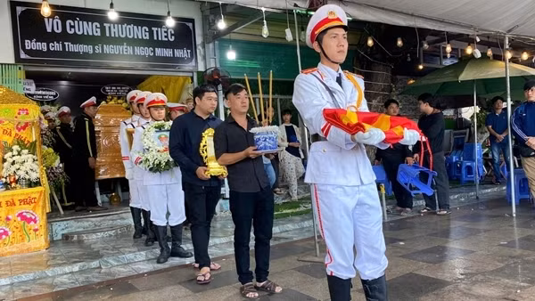Truy tặng Huân chương bảo vệ Tổ quốc và Huy hiệu Tuổi trẻ dũng cảm cho Thượng sĩ Nguyễn Ngọc Minh Nhật