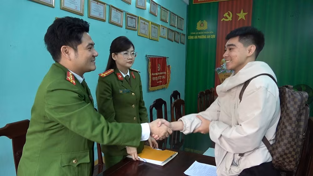 Mang 219 triệu đồng đến Công an phường trình báo sau khi nhận tiền từ người “lạ” -0