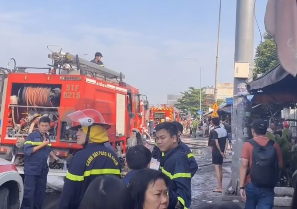 Nhiều căn nhà chìm trong biển lửa gần Ngã tư Bình Phước -2