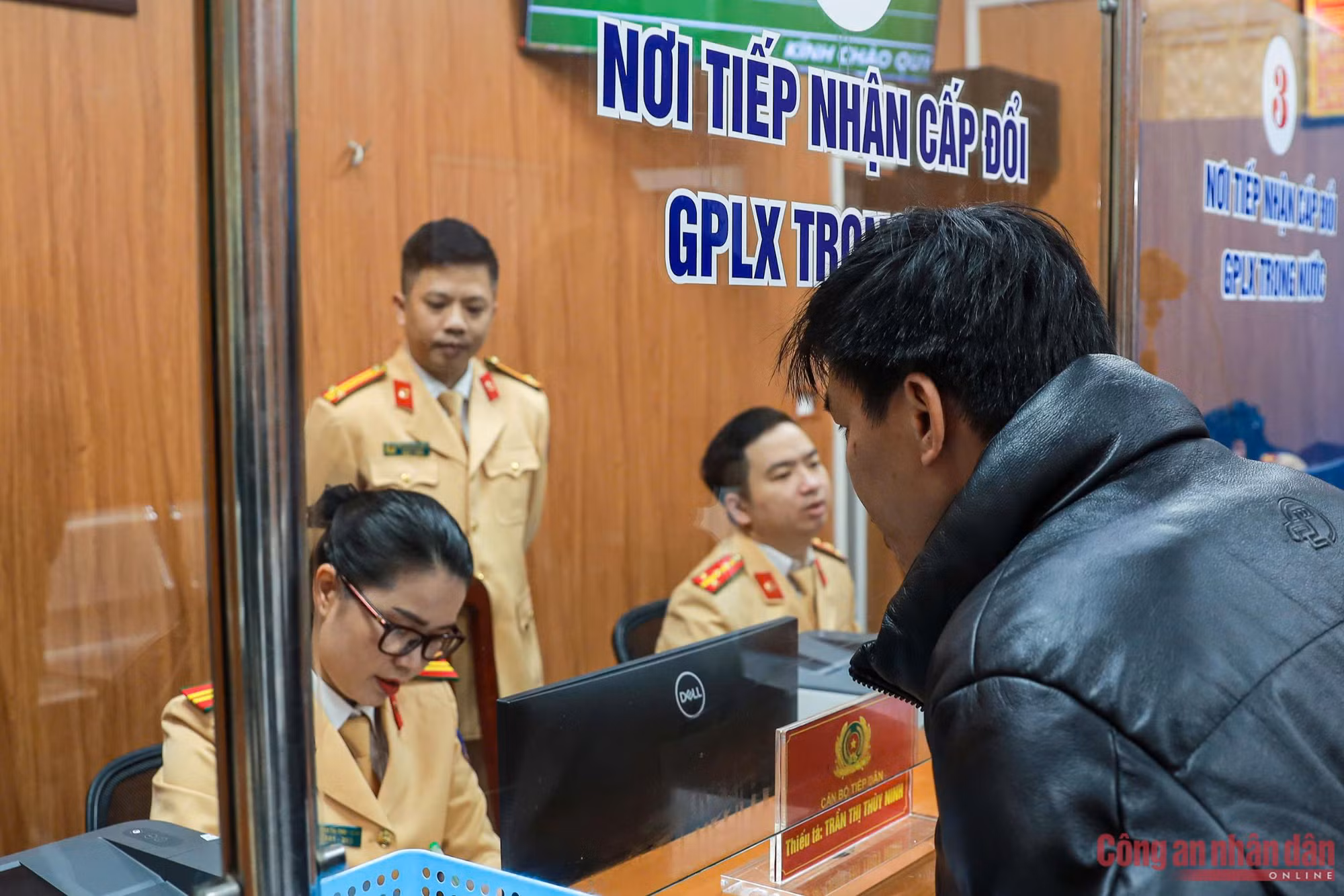 Gần 400 hồ sơ cấp, đổi GPLX được lực lượng CSGT tiếp nhận trong ngày đầu tiên -0