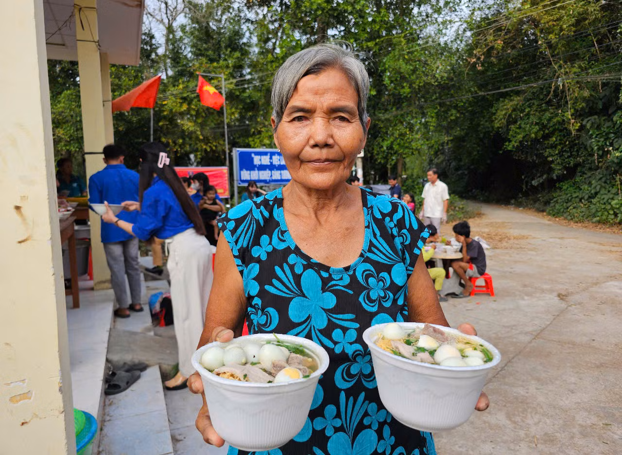 Xe mì 0 đồng ấm lòng người nghèo -1