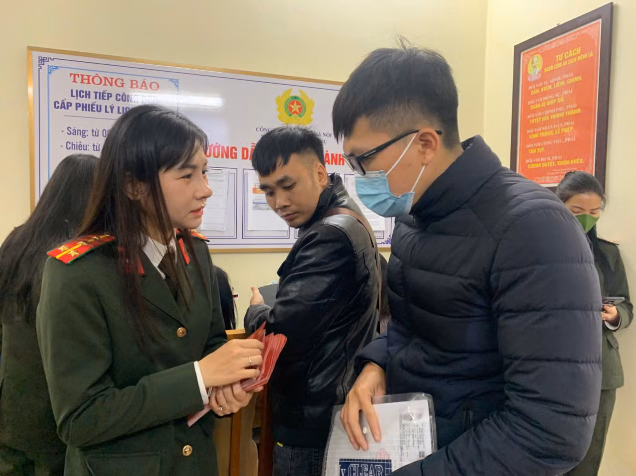 Ghi nhận trong ngày đầu tiên, Công an thực hiện nhiệm vụ cấp phiếu lý lịch tư pháp -2
