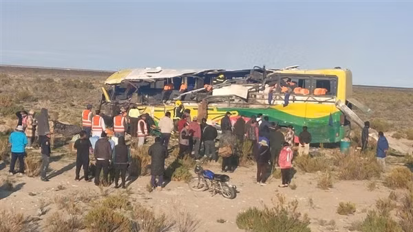 Xe khách lấn làn đâm vào xe chạy ngược chiều ở Bolivia, 37 người chết