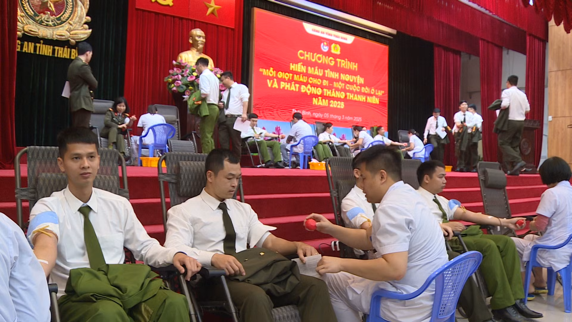 Chương trình Hiến máu tình nguyện và phát động tháng Thanh niên năm 2025 -0