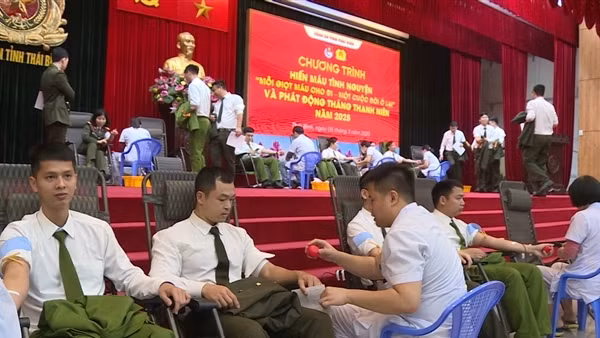 Công an Thái Bình hiến máu tình nguyện và phát động tháng Thanh niên năm 2025