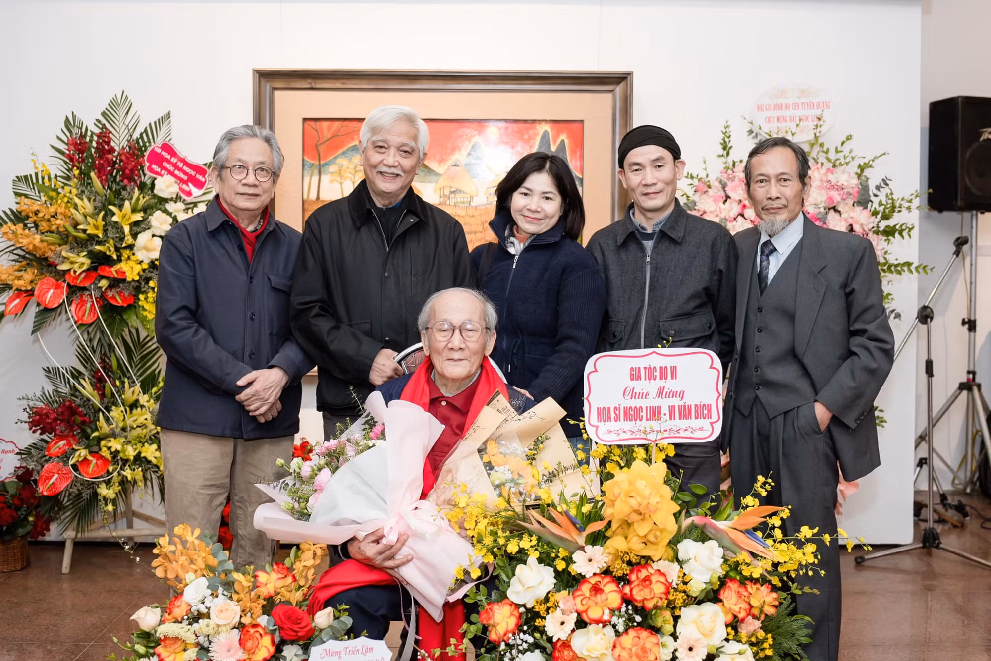 ho%3f si ng%3fc linh và các ho%3f si, nhà phê bình t%3fi tri%3fn lãm c%3fa ông.jpeg -0