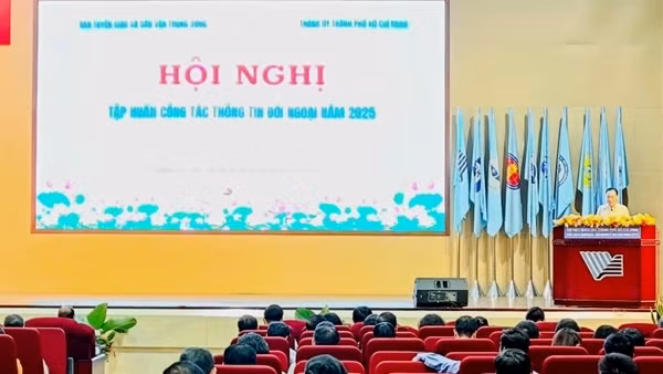 Nâng cao kiến thức về công tác thông tin đối ngoại cho cán bộ, đảng viên