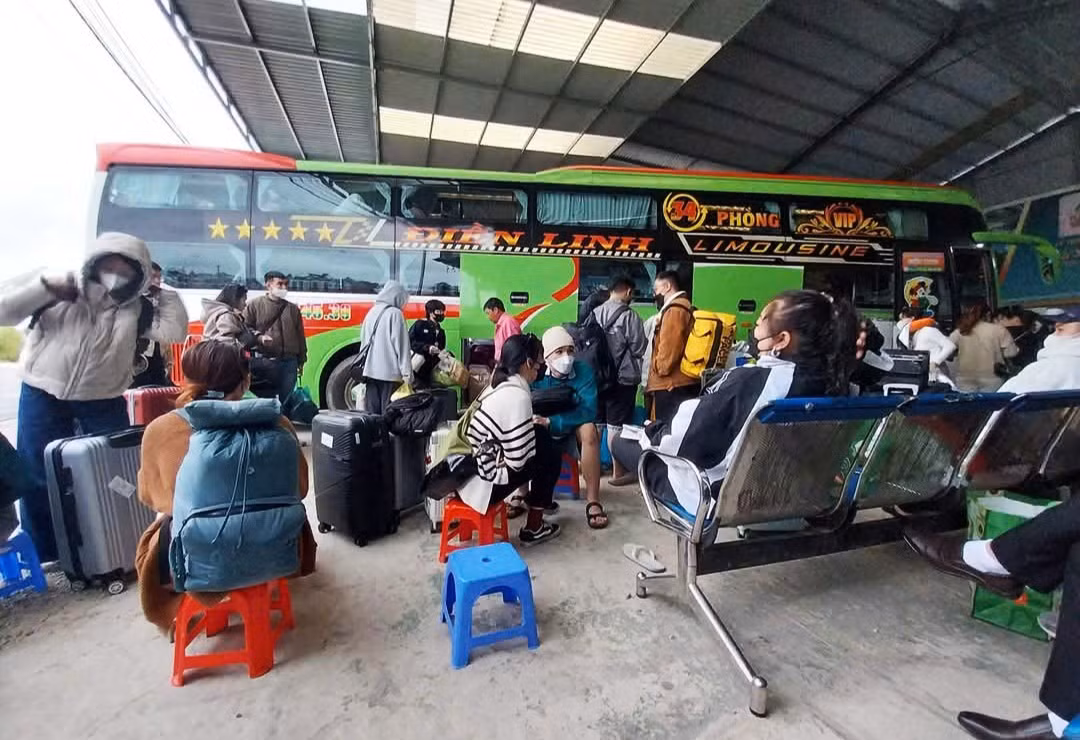 Doanh nghiệp đua nhau lập điểm, đón trả khách trong nội ô Đà Lạt -0