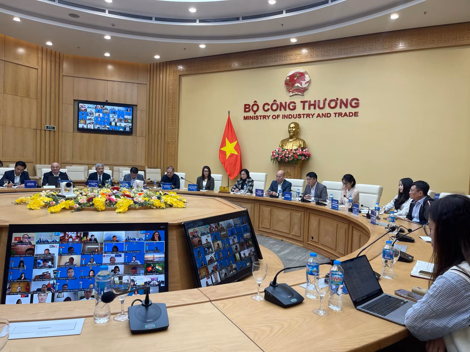 Xây dựng các kịch bản tăng thuế quan hoặc gián đoạn chuỗi cung ứng -0