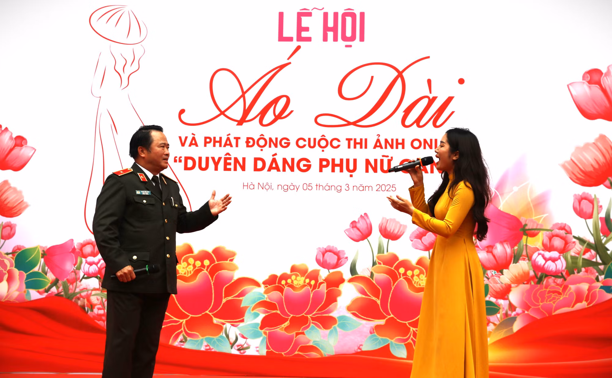 Hơn 200 nữ cán bộ, chiến sĩ Công an diễu hành, tôn vinh áo dài -0