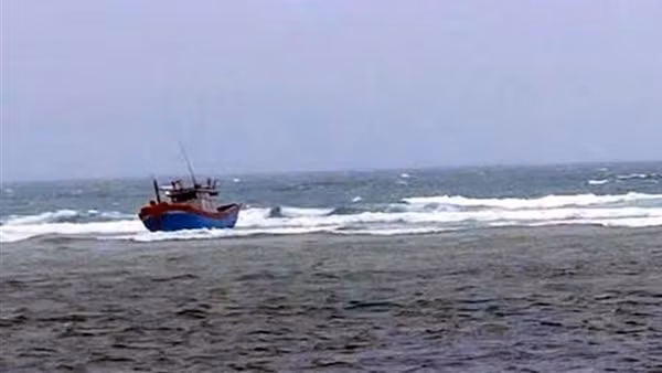 2 tàu cá mắc cạn, 7 ngư dân bơi vào bờ an toàn, 1 người mất tích