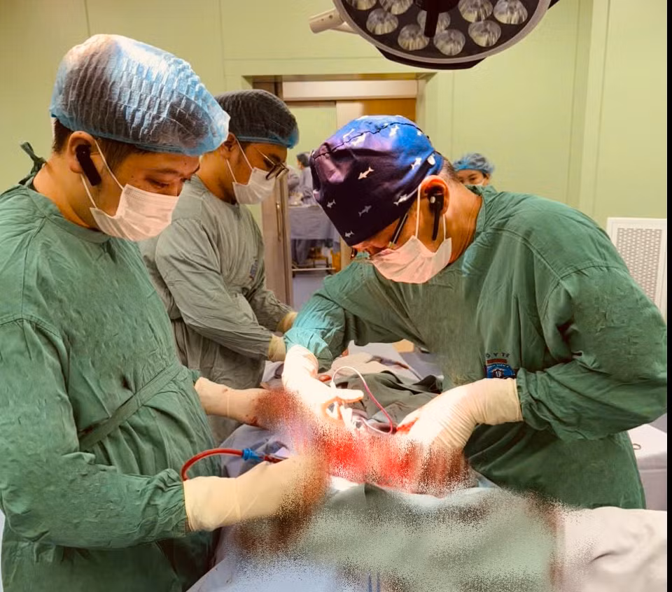 Ngại đi khám, người phụ nữ đeo khối u ngực 