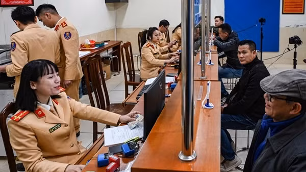 1 tuần tiếp nhận 36.722 hồ sơ cấp đổi giấy phép lái xe, CSGT làm việc thêm giờ phục vụ người dân