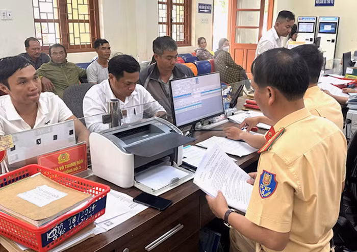 Người dân hài lòng với lực lượng Công an trong cấp đổi giấy phép lái xe -0