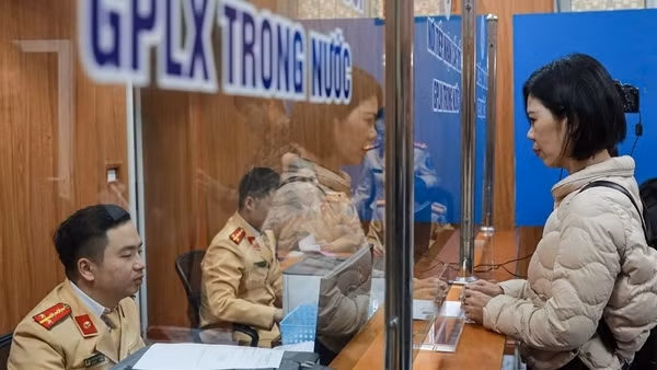 Tham gia giao thông như thế nào khi đang trong thời gian chờ cấp, đổi giấy phép lái xe