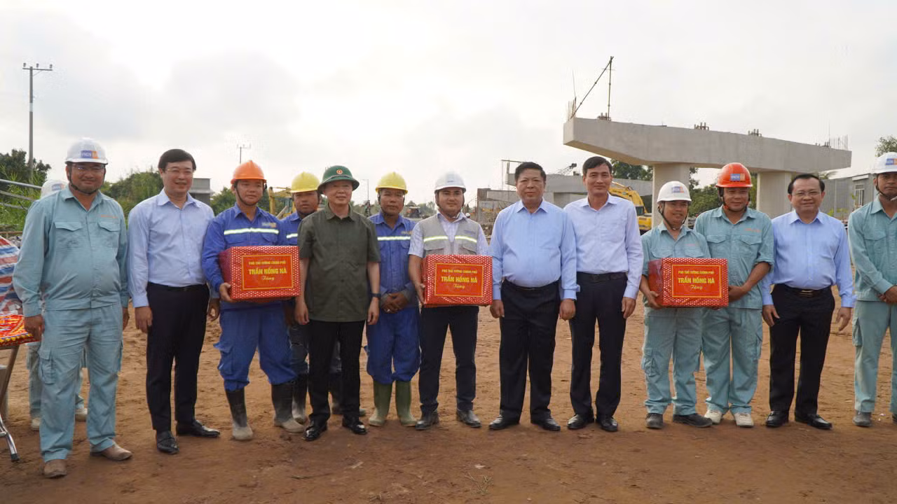 Phó Thủ tướng Trần Hồng Hà: Đẩy nhanh tiến độ các dự án giao thông trọng điểm tại ĐBSCL -0