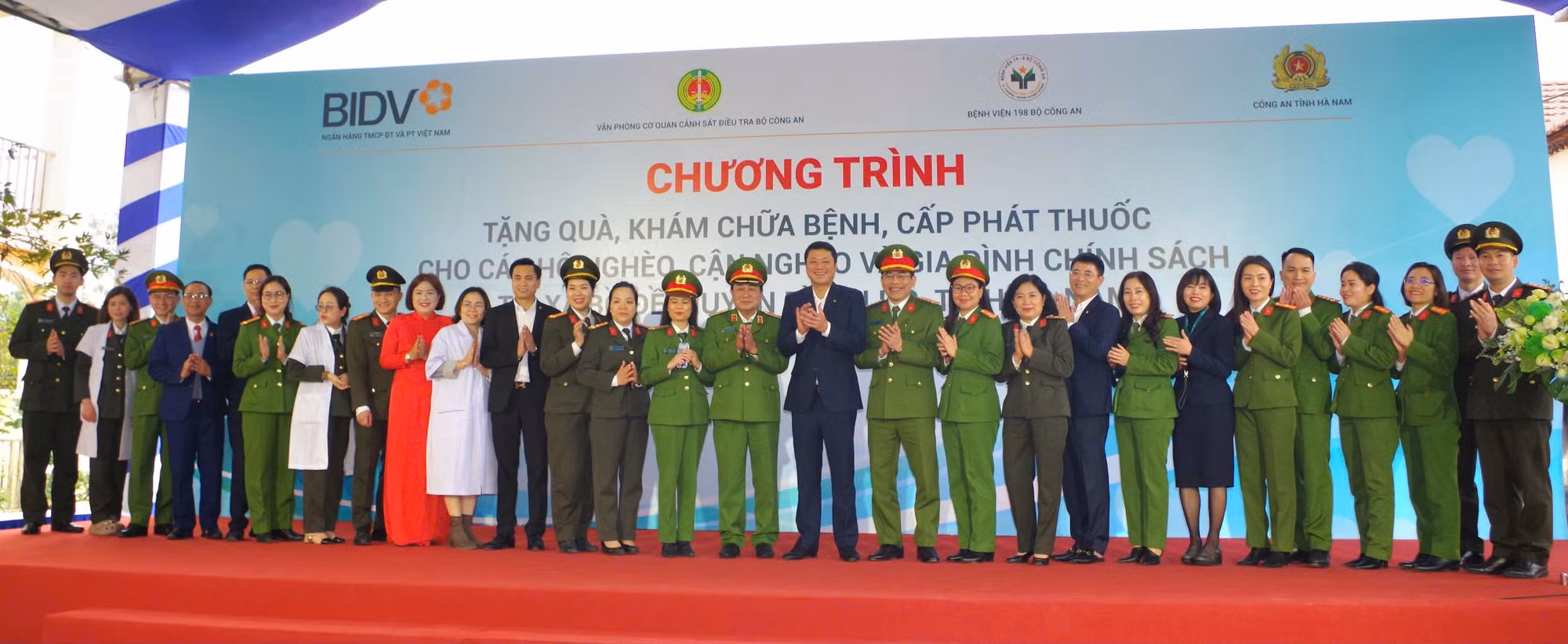 Trao tặng khu vui chơi cho trẻ em và khám chữa bệnh cho người nghèo tại Bồ Đề -0