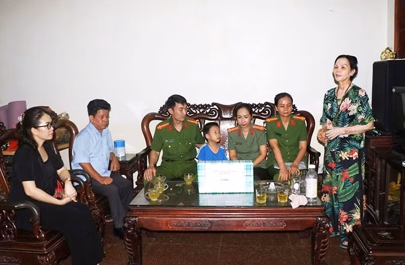 Lòng yêu thương của những “người mẹ đỡ đầu” mang sắc phục Công an -0