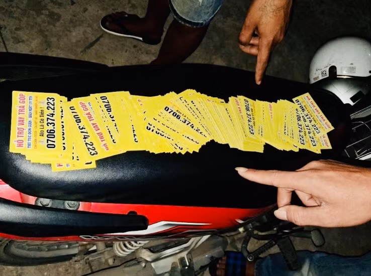 Rải 10.000 tờ rơi “hỗ trợ cho vay trả góp” để lấy 500 ngàn tiền công -0