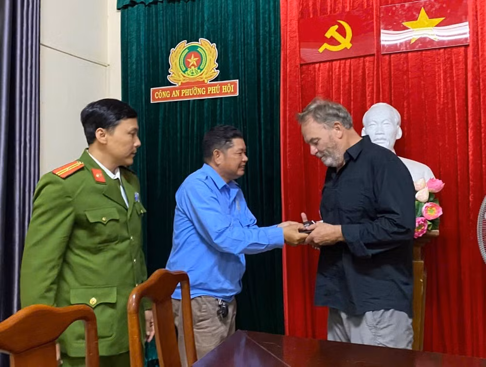 Tài xế xích lô giao nộp tài sản cho Công an phường sau khi nhặt được ở phố Tây -0