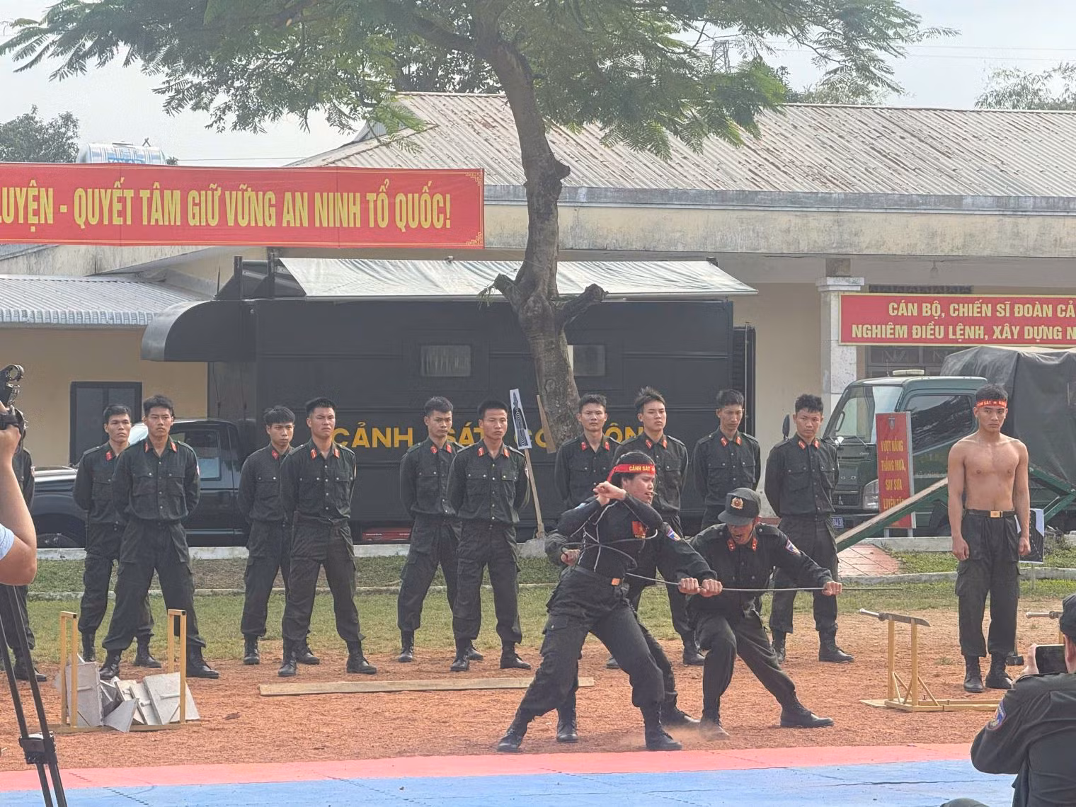 Phụ nữ Bộ Tư lệnh CSCĐ giỏi huấn luyện đảm việc nhà -0