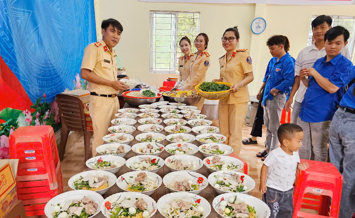 Xe mì 0 đồng ấm lòng người nghèo -1