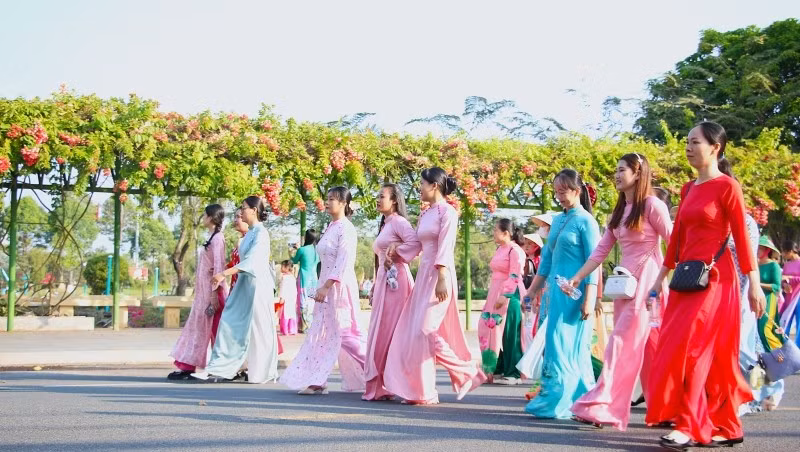 nhi%3fu ho%3ft d%3fng tôn vinh áo dài.jpg -1