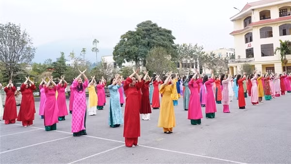 Đồng diễn áo dài “Tự hào nữ chiến sĩ Công an Hà Giang”