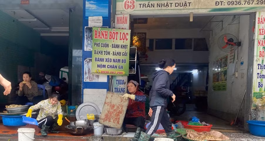 Nhếch nhác phố ẩm thực Hải Phòng -0