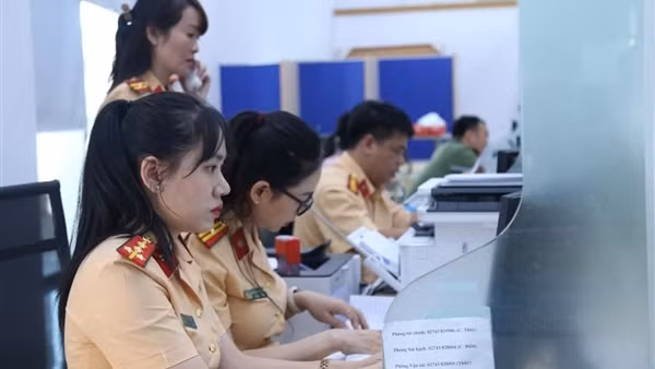 Bình Dương: Thuận lợi trong việc cấp đổi giấy phép lái xe và cấp phiếu lý lịch tư pháp