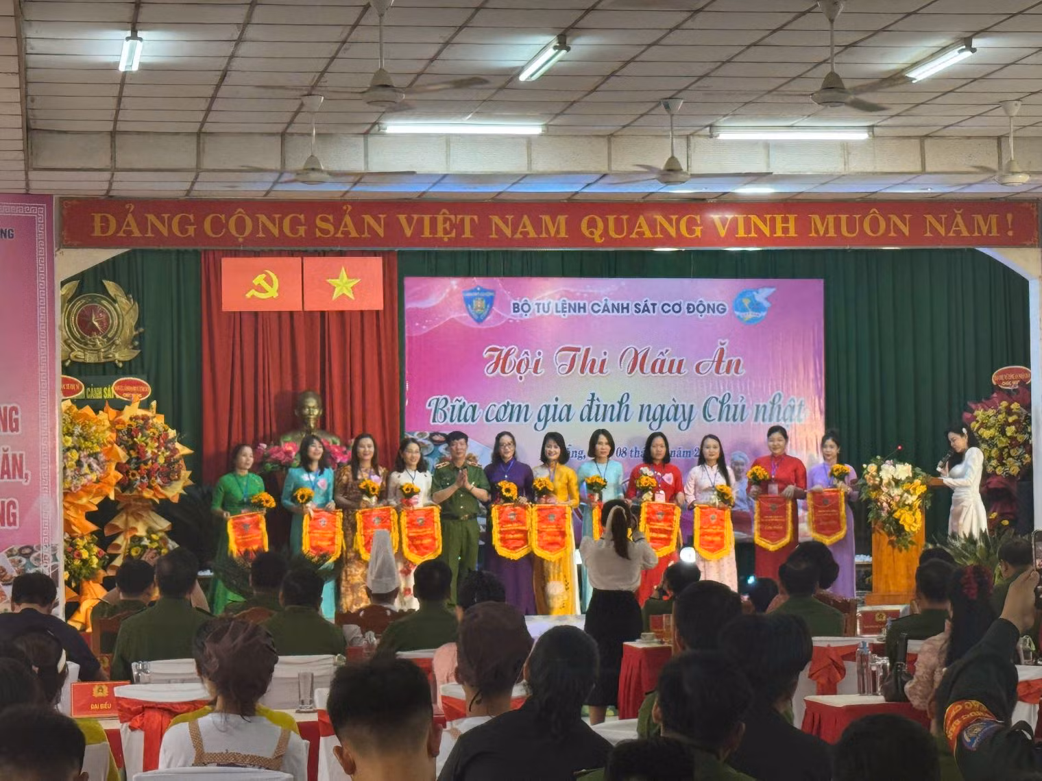 Phụ nữ Bộ Tư lệnh CSCĐ giỏi huấn luyện đảm việc nhà -0