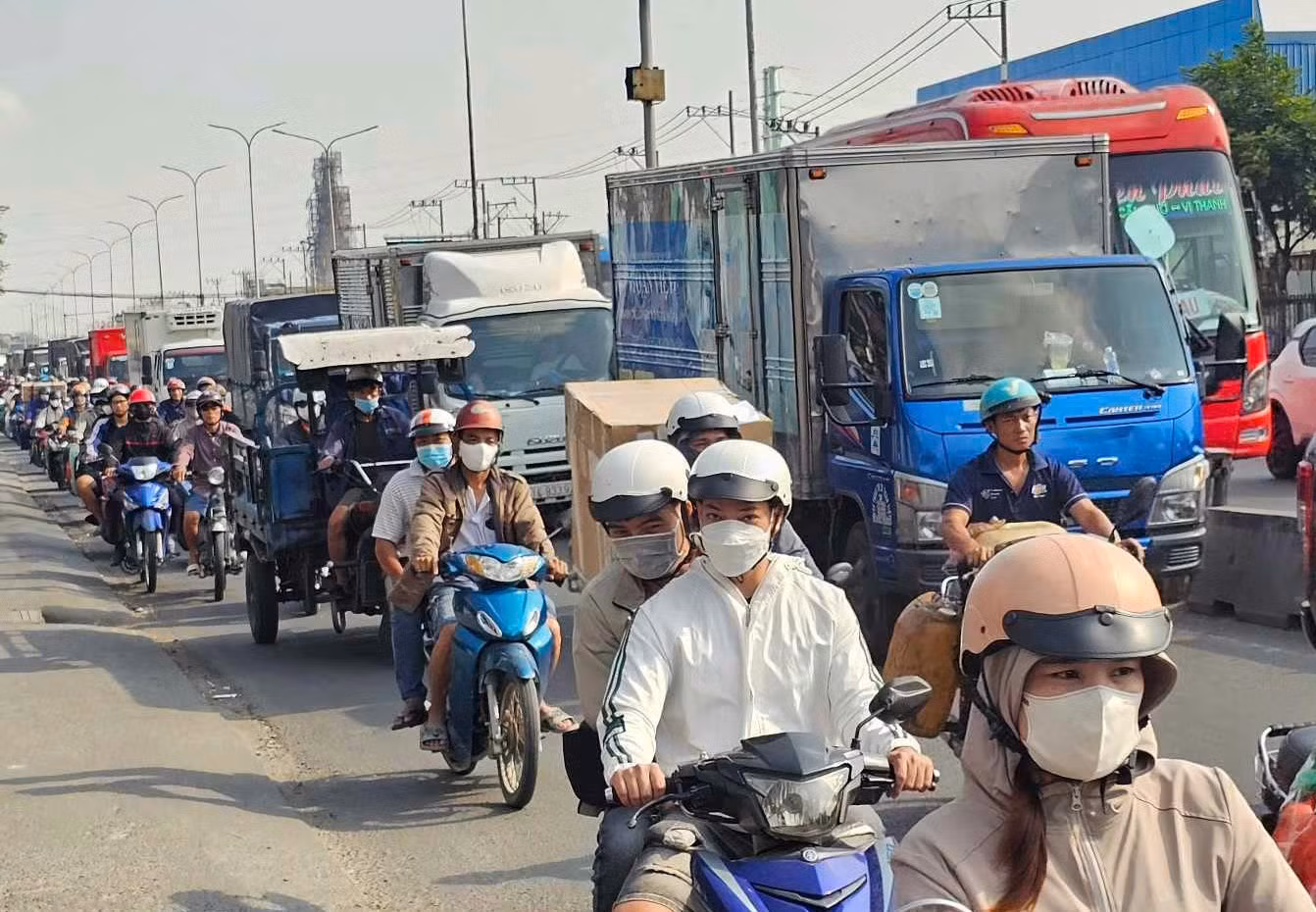 Lật xe ben chở đá, giao thông ùn tắc gần 10km -0