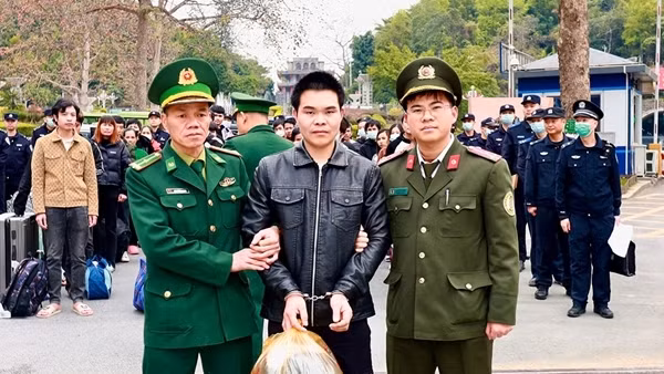 Bắt đối tượng truy nã qua tiếp nhận 37 công dân do Trung Quốc trao trả