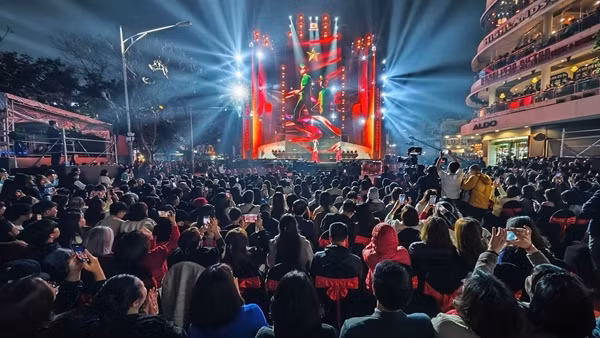Biển người háo hức tham dự Gala âm nhạc "Vinh quang CAND Việt Nam"