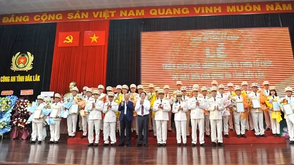 Công an các tỉnh công bố quyết định về tổ chức bộ máy và công tác cán bộ