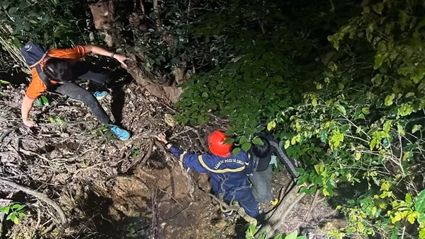 Cảnh sát cứu hộ 2 du khách bị mắc kẹt tại Khe suối cạn trong đêm