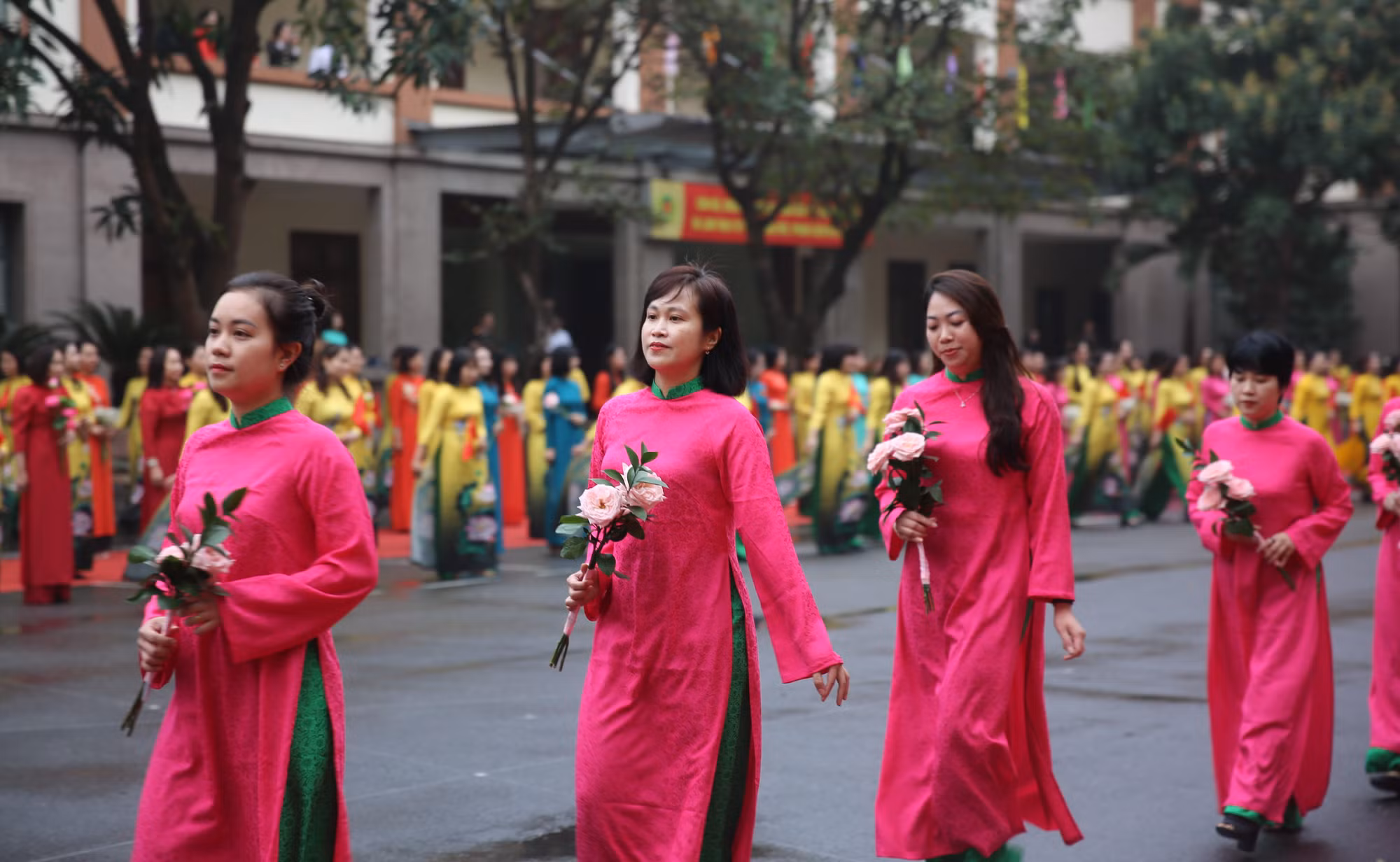Hơn 200 nữ cán bộ, chiến sĩ Công an diễu hành, tôn vinh áo dài -1