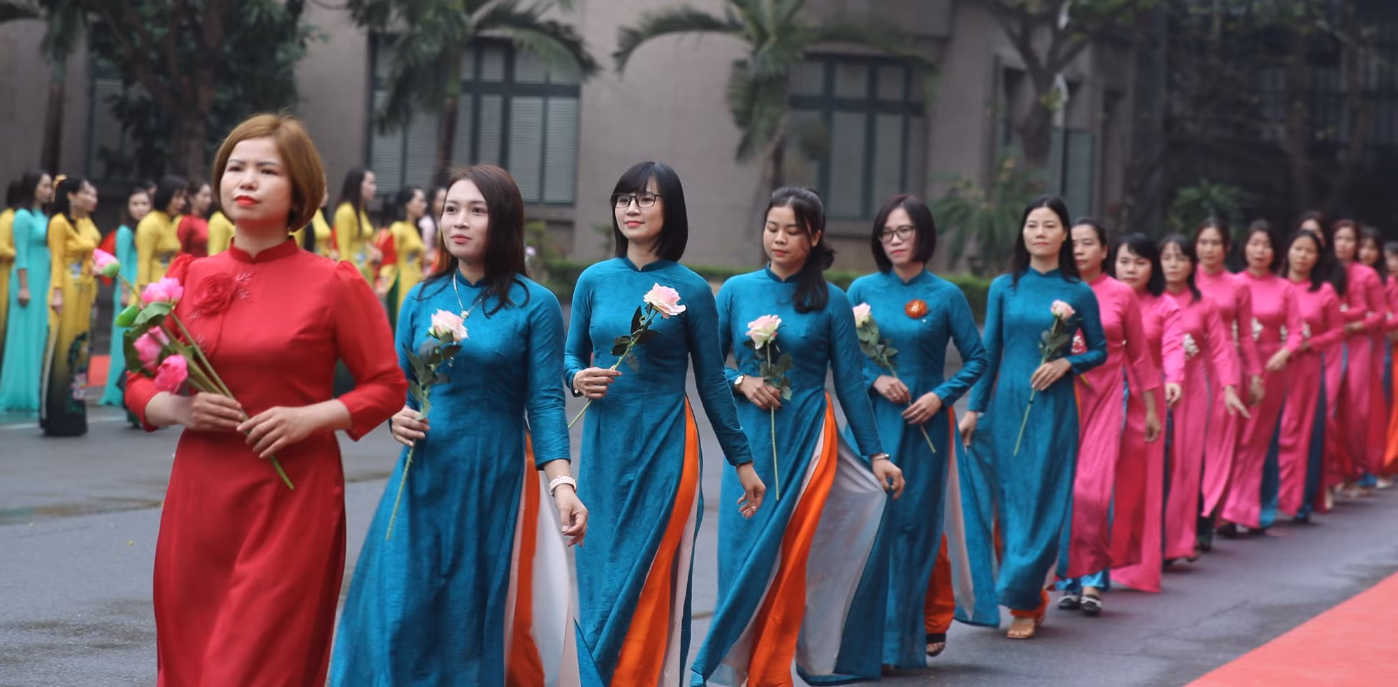 Hơn 200 nữ cán bộ, chiến sĩ Công an diễu hành, tôn vinh áo dài -2