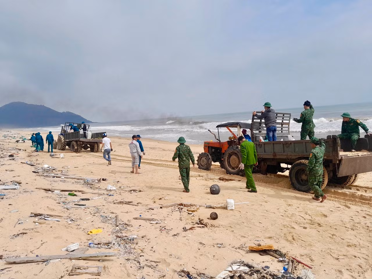 Số dầu thô vón cục trôi dạt vào bờ biển Huế lên đến trên 250 tấn, quan trắc chất lượng nước biển -0