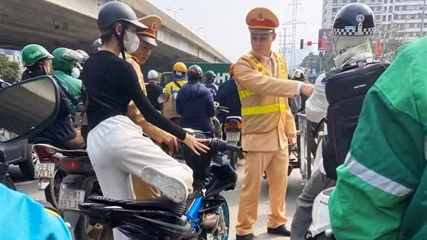 Nữ sinh đi xe độ chế bị CSGT xử phạt hàng loạt lỗi