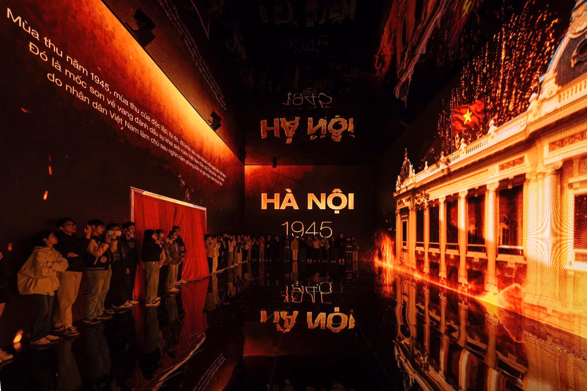Giới trẻ đổ về Bờ Hồ xem triển lãm số về lực lượng CAND -0