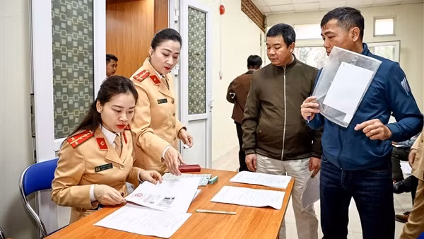 Người dân hài lòng vì được hỗ trợ làm thủ tục cấp, đổi giấy phép lái xe