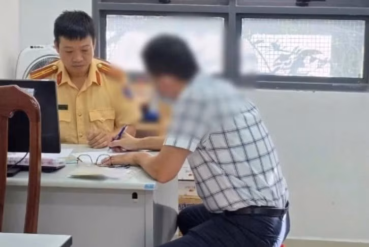 Bị phạt 5 triệu đồng vì tự ý gắn và sử dụng đèn ưu tiên -0