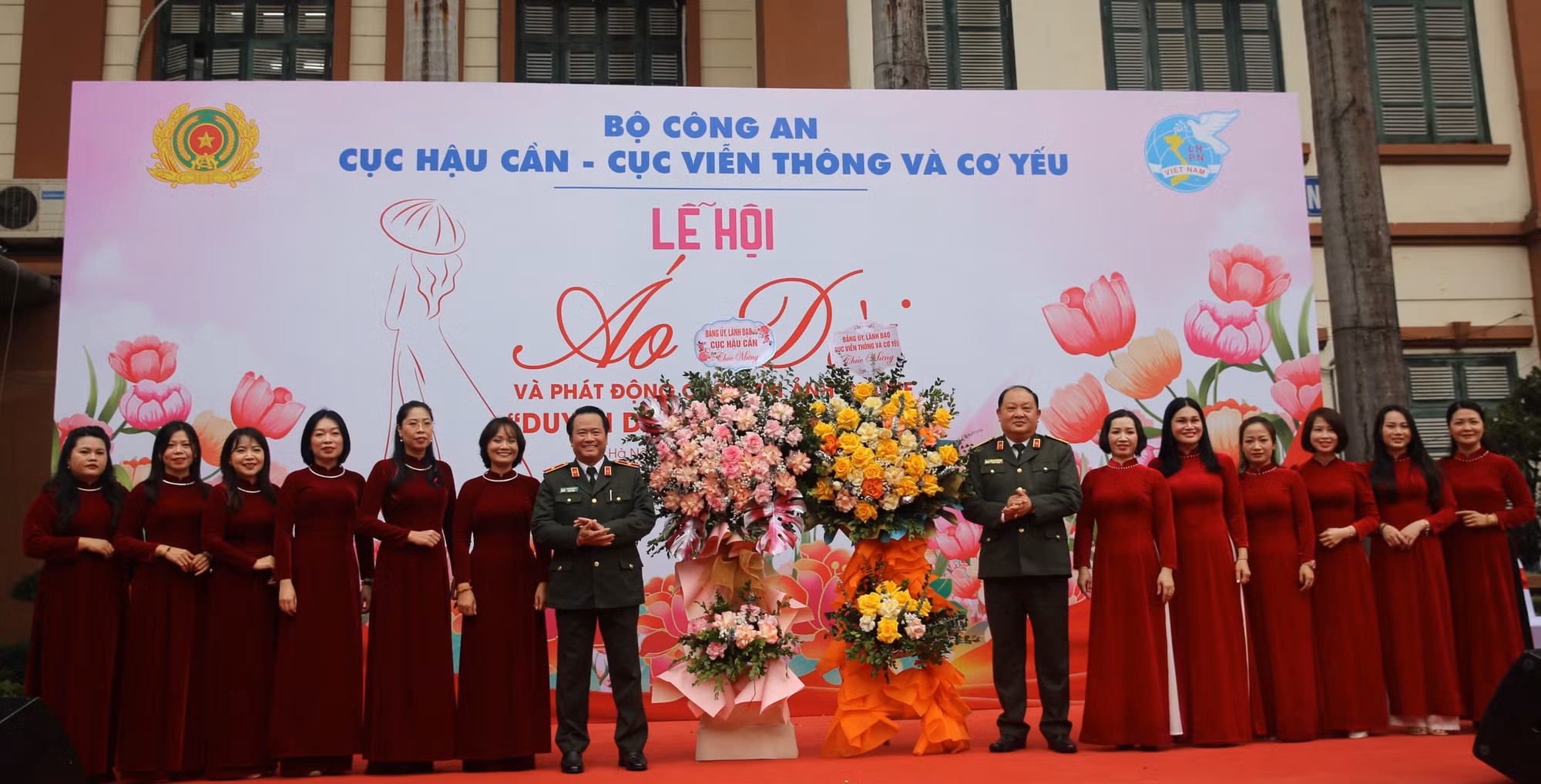 Hơn 200 nữ cán bộ, chiến sĩ Công an diễu hành, tôn vinh áo dài -0