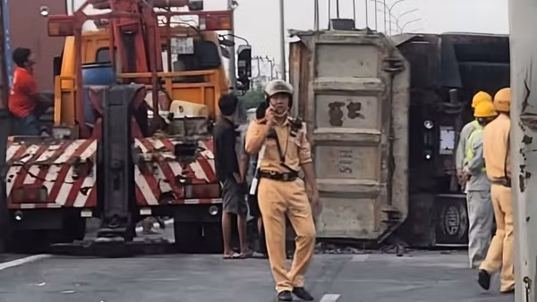 Lật xe ben chở đá, giao thông ùn tắc gần 10km